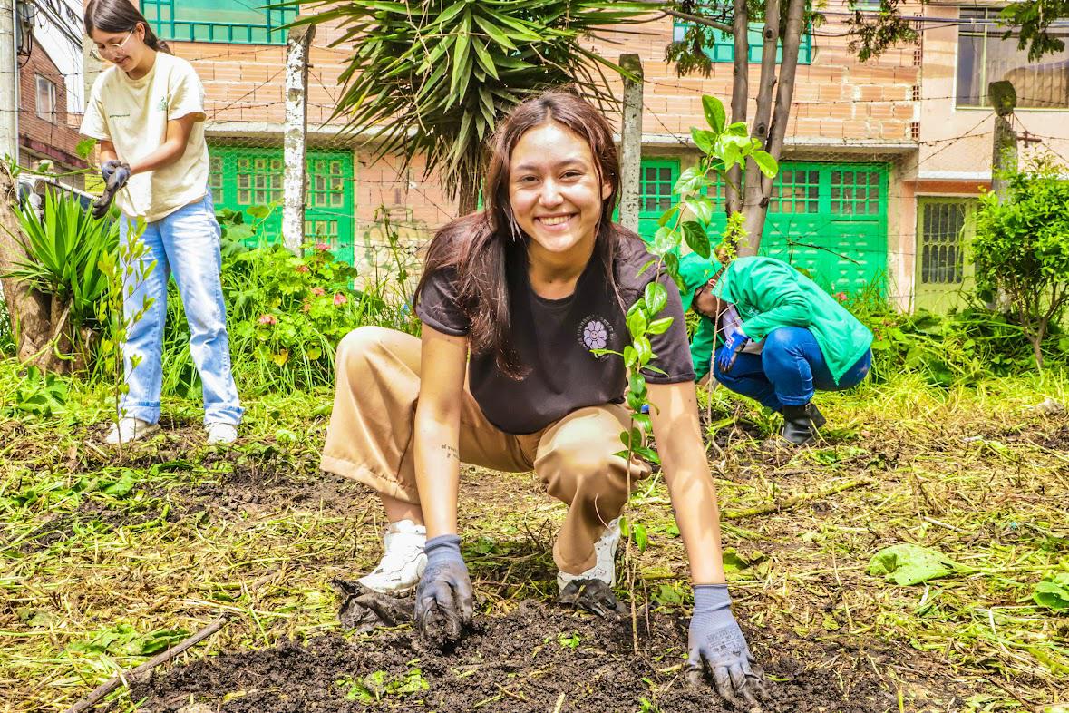Secretaría de Ambiente de Bogotá impulsa la restauración ecológica del humedal La Vaca con la plantación de árboles nativos