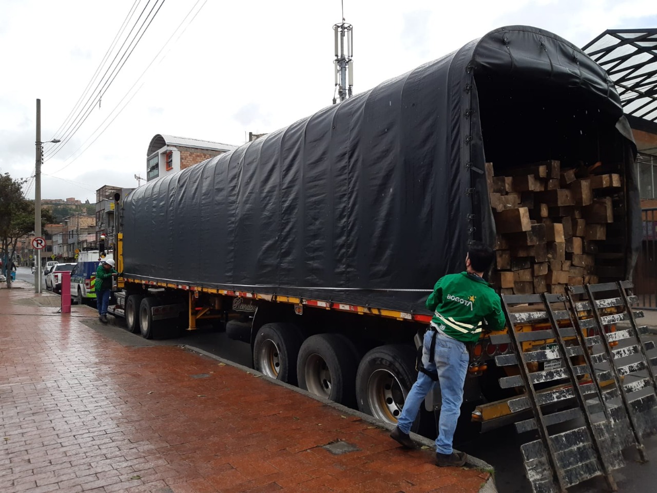 Secretaría de Ambiente de Bogotá y Policía incautaron más de 38 metros cúbicos de madera que eran transportados sin permisos ambientales