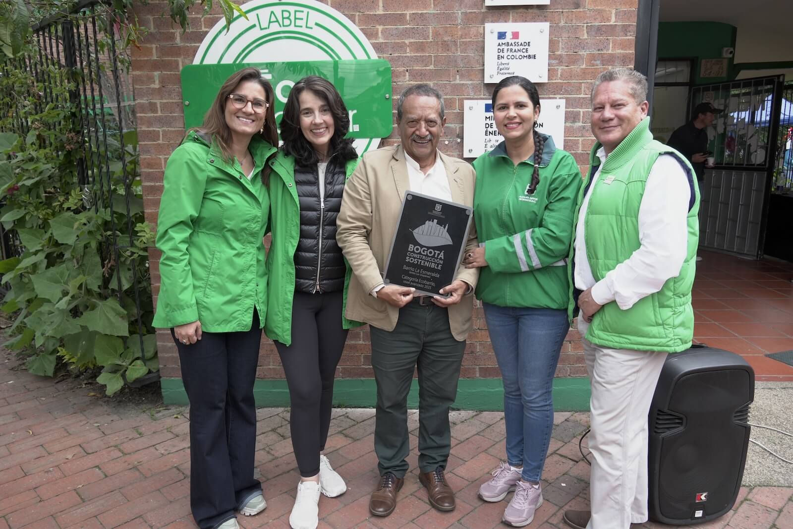 Foto: Andrea Saldaña, directora de Gestión Ambiental; Adriana Soto, secretaria Distrital de Ambiente; Pedro Abril, presidente de la Junta de Acción Comunal de La Esmeralda; Lilian Bernal, y José Bustos del equipo de Ecourbanismo de la SDA_SDA.